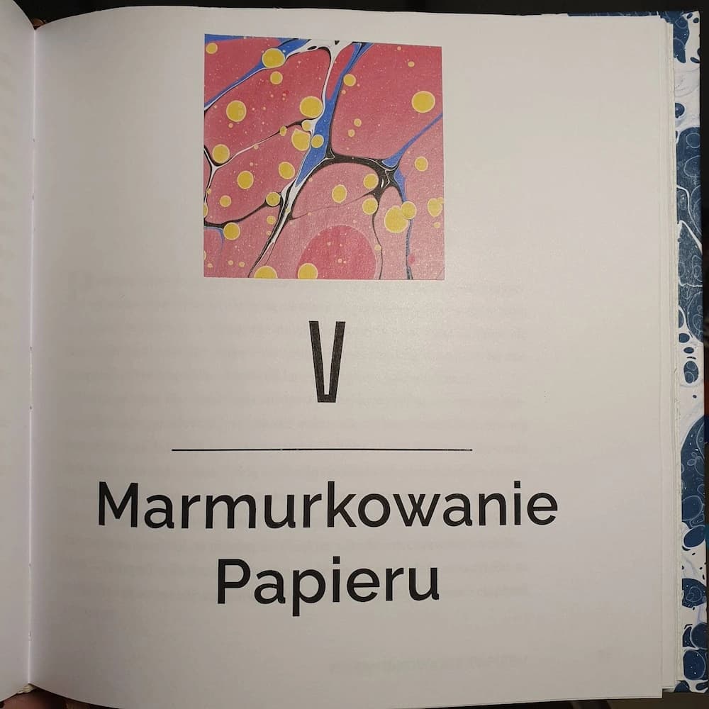 wklejony marmurek do książki