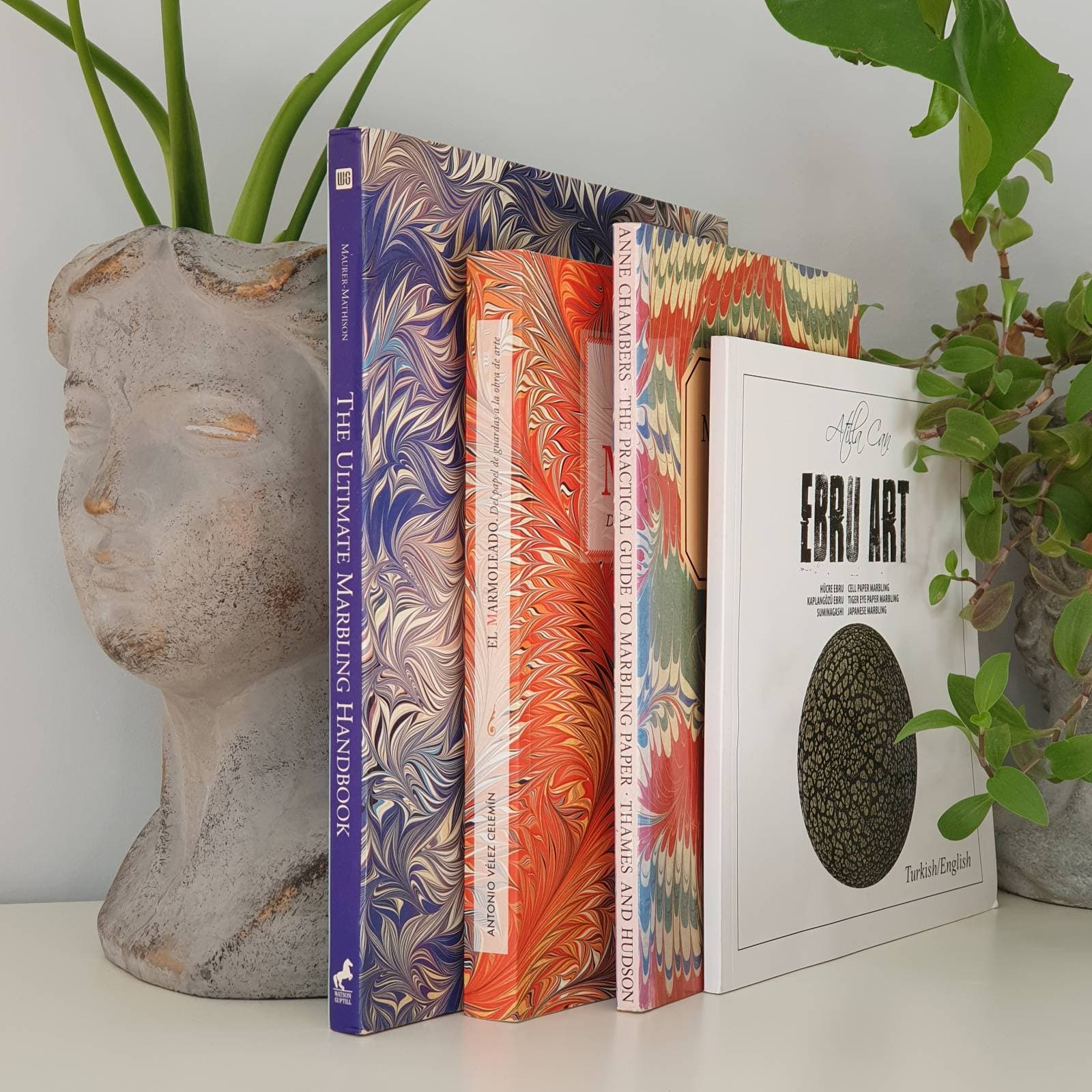 Książki o marmurkowaniu.